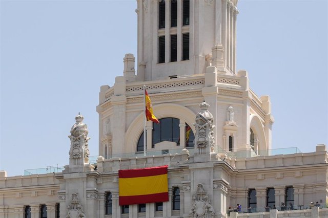 Detalle de las dos banderas de España situadas en el Palacio de Cibeles, sede del Ayuntamiento de Madrid.
