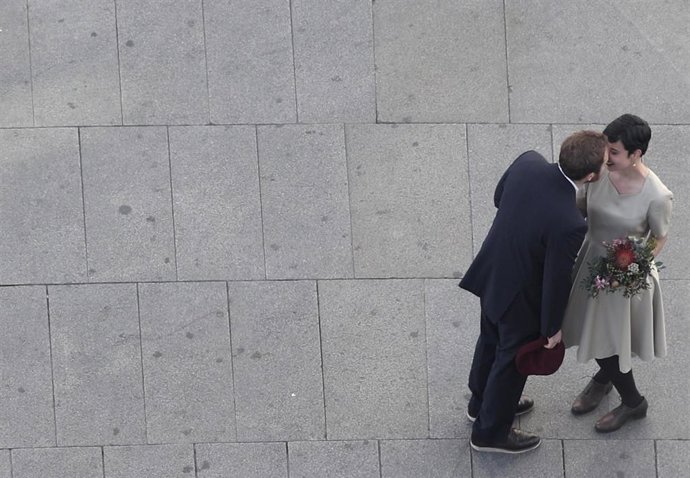 Una pareja es fotografiada en pleno aluvión de bodas canceladas por el avance del coronavirus.