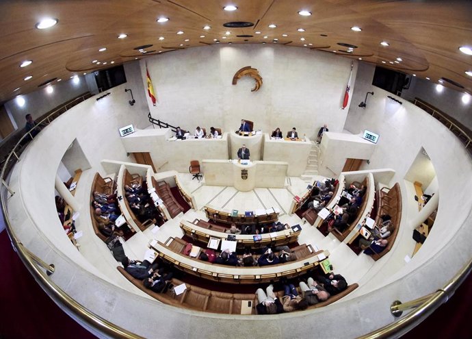 Vista general del Hemiciclo en el Parlamento de Cantabria en un pleno