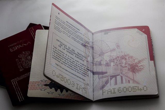 Un pasaporte abierto sobre una mesa.