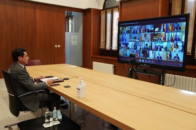 El presidente de Andalucía, Juan Manuel Moreno Bonilla, asiste a la videoconferencia con el presidente del Gobierno, Pedro Sánchez, y el resto de presidentes autonómicos, a 24 de mayo de 2020.