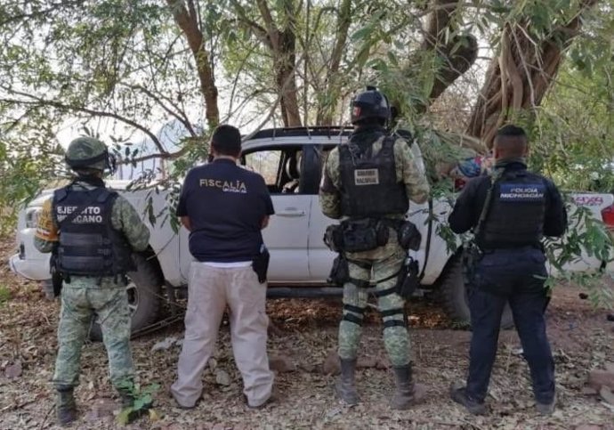 Agente de la Fiscalía y miembros de la Policía y del Ejército de México en Michoacán