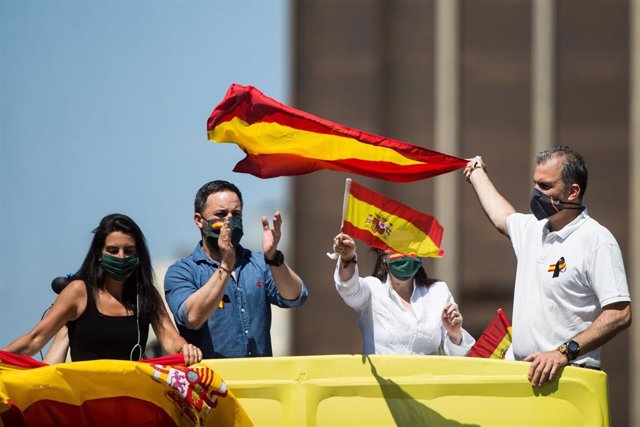 Los dirigentes de Vox Rocío Monasterio, Santiago Abascal, Macarena Olona y  Javier Ortega Smith durante la manifestación en Madrid para pedir la dimisión del Gobierno de Pedro Sánchez por su gestión durante la pandemia del Covid-19.