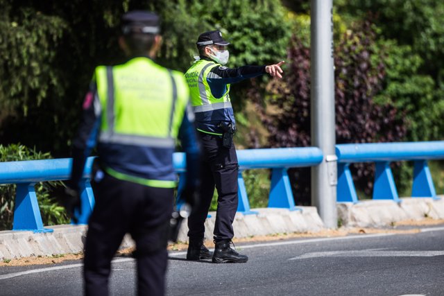Dos agentes de la Policía Municipal de Madrid en un control policial en una de las salidas de la autopista de la M30 