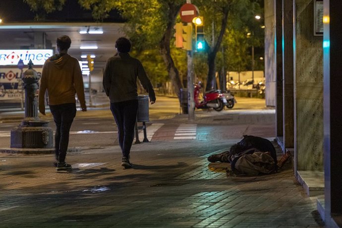 Una persona sense llar dormint al carrer, prop de l'Estació de Sants de Barcelona, durant la nit del recompte de persones sense sostre organitzada per la Fundació Arrels el passat 14 de maig del 2020, durant l'epidmia del coronavirus.