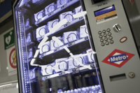 Metro instala máquinas de venta de mascarillas e hidrogel en estaciones más concurridas