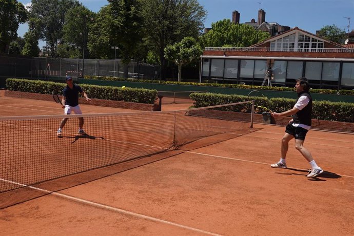 Dos socios del Club Jolaseta de Bilbao juegan al tenis durante la fase 1 de la desescalada en las instalaciones del club durante la Fase 1 de la desescalada en Euskadi