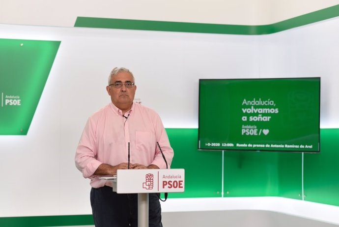 El diputado del PSOE-A Antonio Ramírez de Arellano, en rueda de prensa.