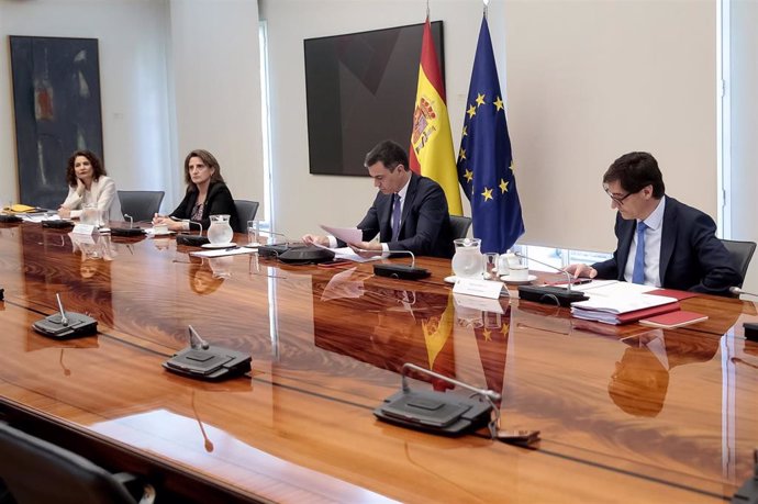 El presidente del Gobierno, Pedro Sánchez, se reúne por videoconferencia con los presidentes autonómicos