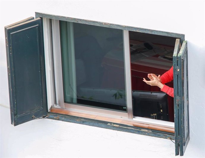 Este domingo pocas personas se han asomado a sus ventanas y balcones para aplaudir la labor de los sanitarios que luchan contra el coronavirus. Sevilla a 26 de abril 2020