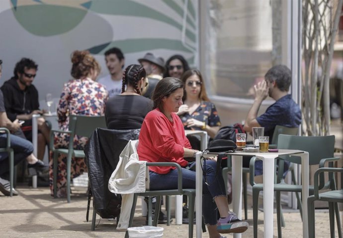 Afluencia en un bar de la capital hispalense durante el quinto de la Fase 1 del plan de descalada que ha elaborado el Gobierno de España. En Sevilla (Andalucía, España), a 15 de mayo de 2020.