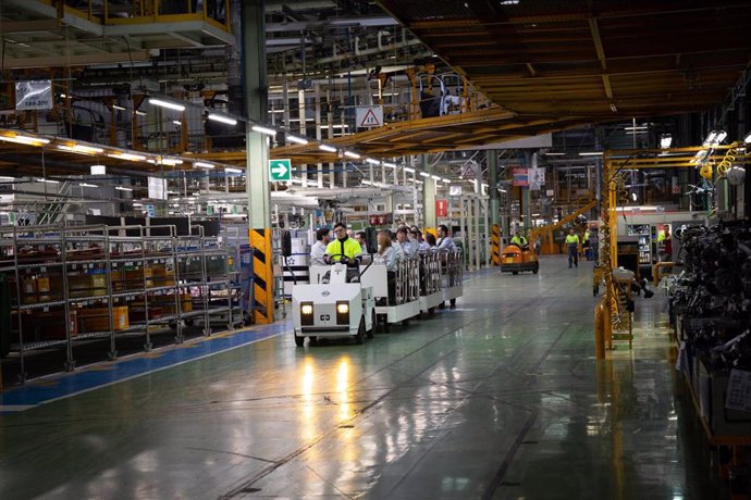 Imagen de trabajadores de la automoción en la  planta de Nissan en Barcelona. 