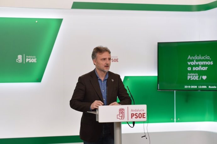 El portavoz parlamentario del PSOE-A, José Fiscal, en rueda de prensa (Foto de archivo).