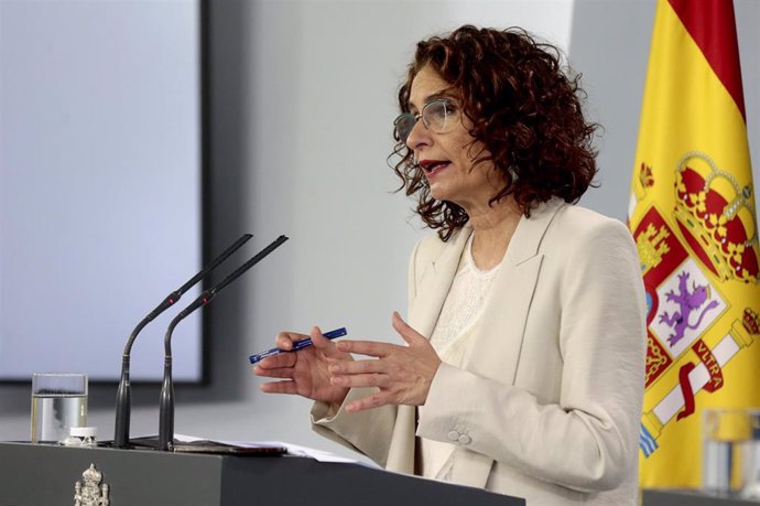 La portavoz del Gobierno y ministra de Hacienda, María Jesús Montero, durante una rueda de prensa.