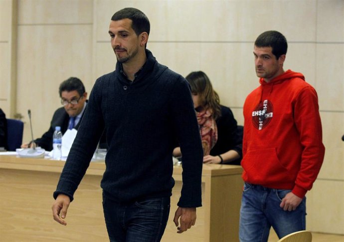 Los etarras Arkaitz Goicoetxea Basabe (i) e Íñigo Gutiérrez Carrillo (d), durante un juicio en la Audiencia Nacional