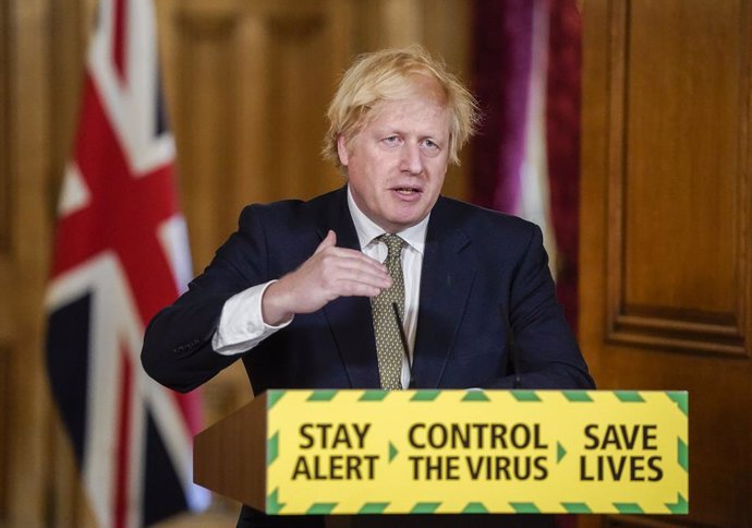 R.Unido.- Boris Johnson vuelve a respaldar a Cummings pese a su viaje de 800 kil