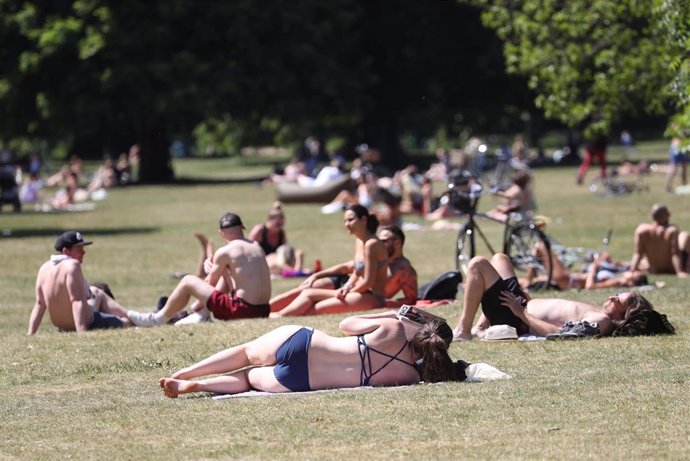 Gente tomando el sol en  Hyde Park, Londres