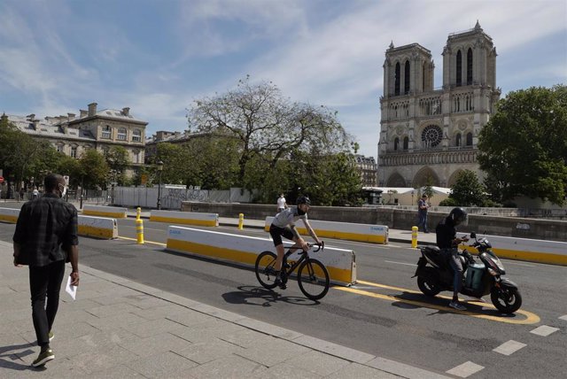 Ciclista junto a la catedral de Notre Dame de París