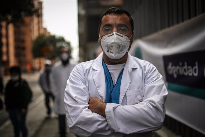 Un trabajador de la salud durante las protestas del sector celebradas en Bogotá reclamando al Gobierno de Colombia mejores medios y sistemas de seguridad para tratar la crisis económica provocada por la COVID-19 en el país.