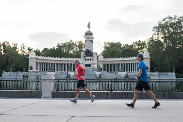 Dos hombres hacen deporte junto al Estanque por la calle Nicaragua en el Parque del Retiro de Madrid 