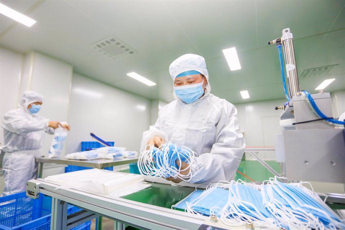 Operario de una fábrica de mascarillas en la provincia de Sichuan, en la zona central de China.
