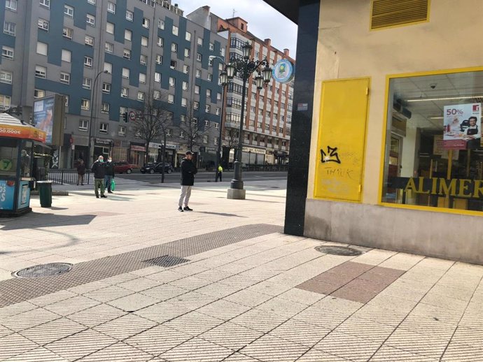 Calles de Oviedo vacías, con gente con mascarillas por la calle y haciendo cola para entrar a supermercados durante el confinamiento por el estado de alarma por el coronavirus.