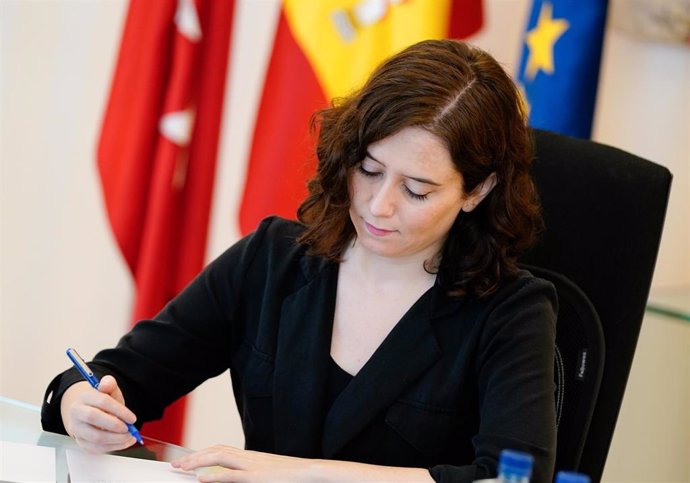 La presidenta de la Comunidad de Madrid, Isabel Díaz Ayuso, en su despacho