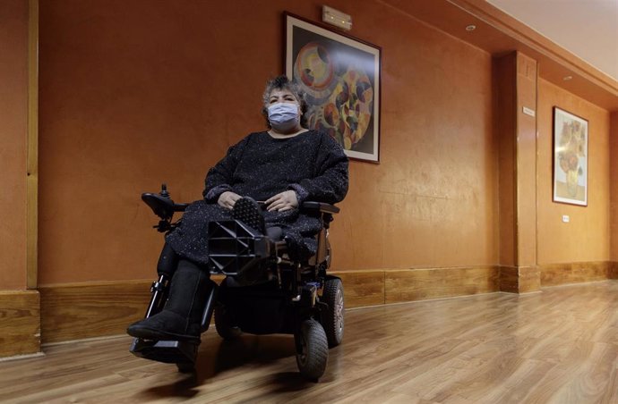 Fatiha, una residente con una discapacidad física de la Residencia de COCEMFE en Madrid