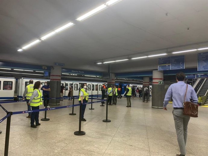 Imagen de control de accesos de viajeros de Metro en la estación de Atocha Renfe.