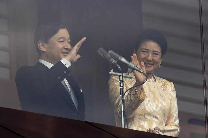 El emperador Naruhito saluda en el Palacio Imperial de Tokio