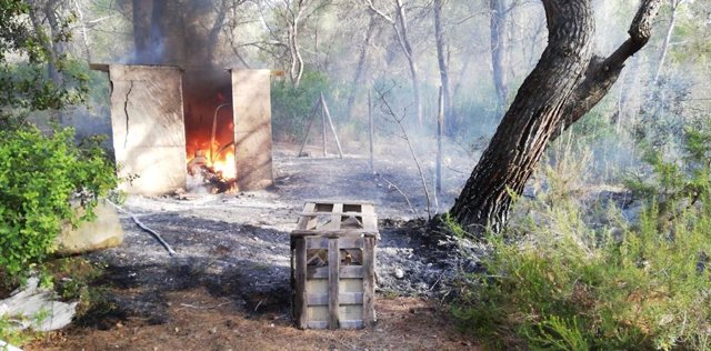 Incendio forestal en Sant Josep de Sa Talaia, originado en una caseta.