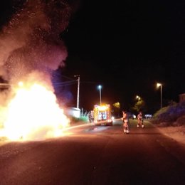 Imagen de los bomberos, extinguiendo el incendio