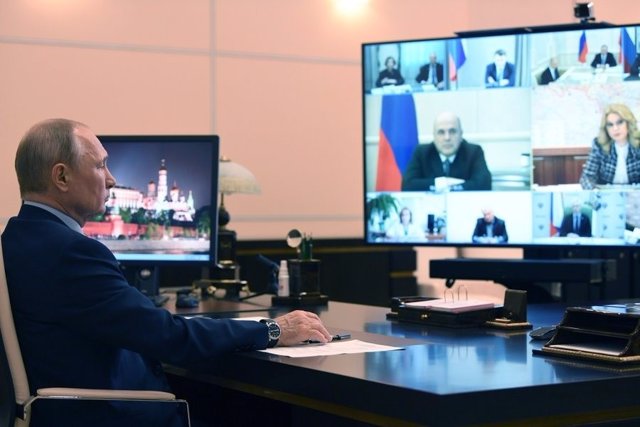 Vladimir Putin en una videoconferencia con el primer ministro y otros altos cargos del Gobierno ruso