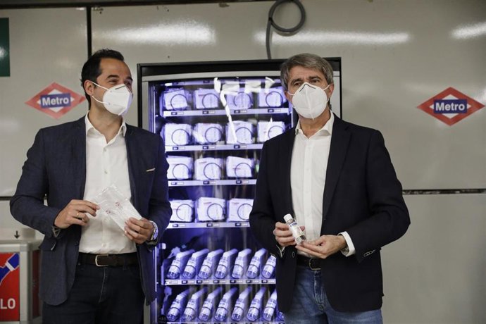 El vicepresidente, consejero de Deportes, Transparencia y portavoz del Gobierno de la Comunidad de Madrid, Ignacio Aguado, y el consejero de Transportes, Ángel Garrido, presentan las nuevas máquinas de 'vending' de mascarillas e hidrogel en el Metro.