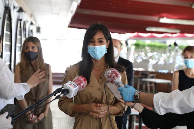La vicealcaldesa de Madrid, Begoña Villacís, visita a los hosteleros y comerciantes de la calle Corazón de María con la calle San Nazario