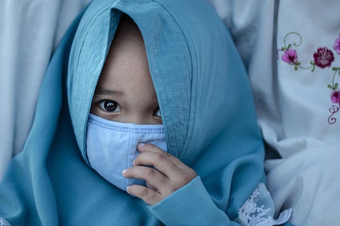 Una niña con mascarilla en Indonesia