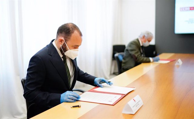 Manuel Giménez en la firma de la Comunidad de Madrid con los agentes sociales de un acuerdo para la prevención de riesgos laborales asociados al Covid-19