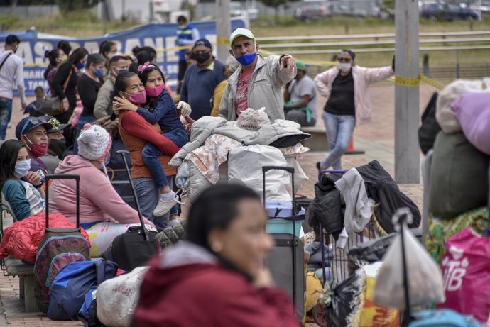 Migrantes venezolanos en Bogotá a la espera de regresar a su país por la pandemia de coronavirus