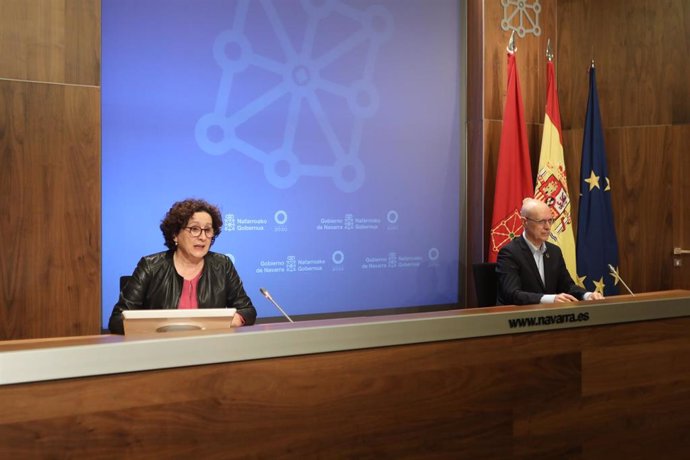 La consejera de Derechos Sociales del Gobierno de Navarra, Carmen Maeztu, y el director general de Protección Social y Cooperación al Desarrollo, Andrés Carbonero.