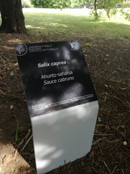 Nuevas placas identificativas en el Jardín Botánico de Barakaldo.
