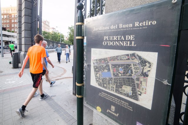 Entrada entre las calles ODonnell y Menéndez Pelayo en el Parque del Retiro de Madrid, abierto en la fase 1 de la desescalada.