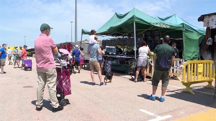 Los cuatro mercadillos de Rivas Vaciamadrid han retomado su actividad este domingo 24 de mayo de manera unificada en el Mercado Central que se realiza en la explanada del Recinto Ferial 'Miguel Ríos'.