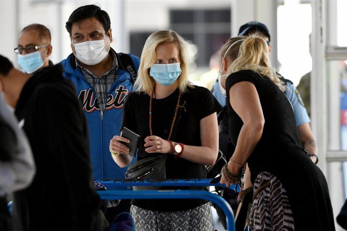 Pasajeros esperan en un aeropuerto de India para embarcar. 