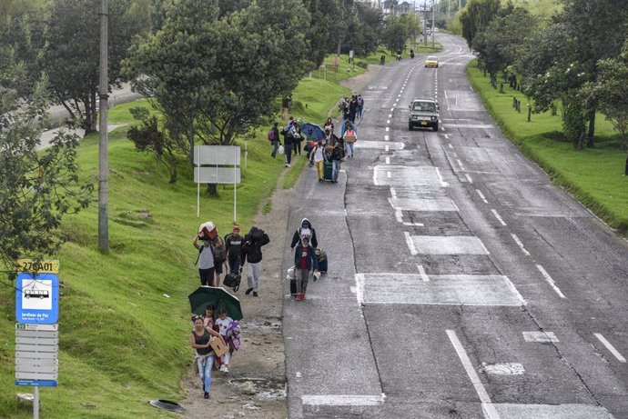 Migrantes venezolanos que regresan a su país desde Colombia