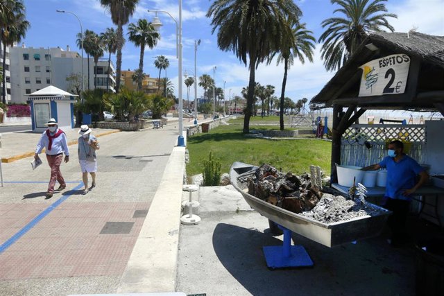 Un espetero prepara sardinas en las playas de Pedregalejo Málaga a 20 de mayo del 2020