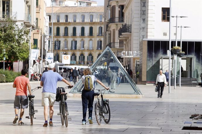 Baja afluencia de turistas el entorno del Teatro Romano, uno de los monumentos más destacados del centro histórico de la capital de Málaga