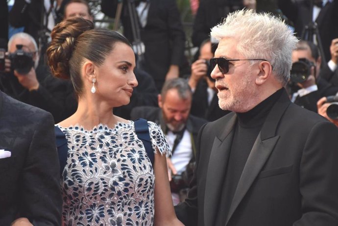  Penelope Cruz y Pedro Almodovar durante la presentación de 'Dolor y gloria' en Cannes