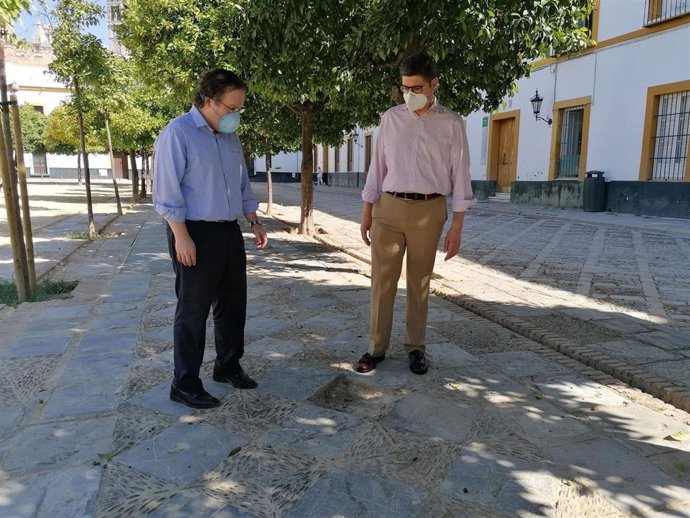 El portavoz de Cs en el Ayuntamiento de Sevila, Álvaro Pimentel, visita al Patio de Banderas junto al concejal de su formación Lorenzo López Aparicio.