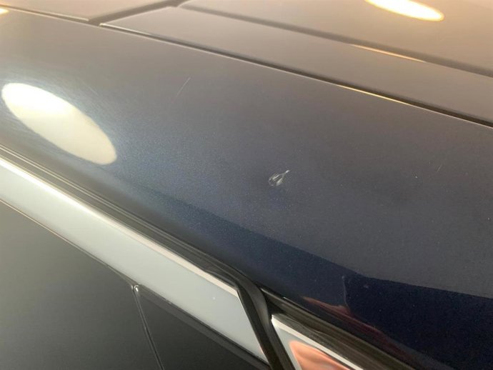 Daño provocado por un balín en uno de los cuatro coches alcanzados