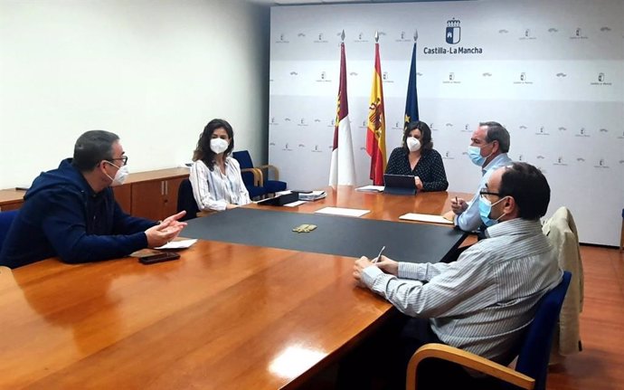 Reunión de la consejera de Economía y los agentes sociales.